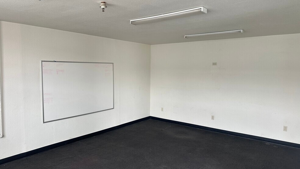 More Photos Of 13259-13265 Imperial Hwy, Whittier Warehouse For Lease