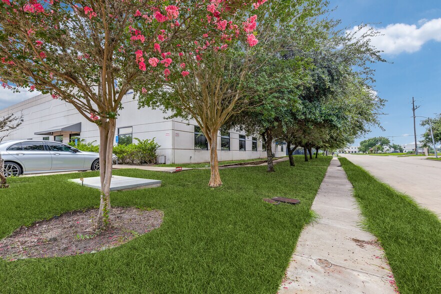 More Photos Of 4323 Greenbriar Dr, Stafford Showroom For Sale