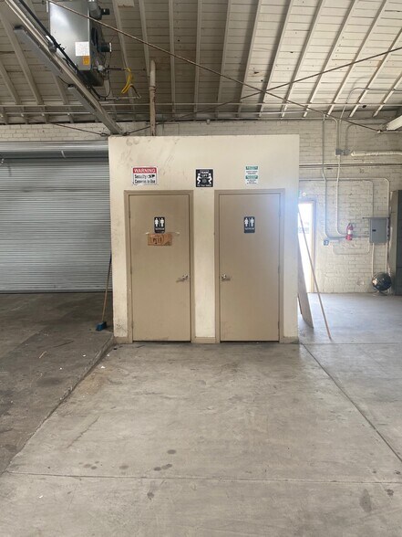 More Photos Of 10487 San Fernando Rd, Pacoima Warehouse For Lease