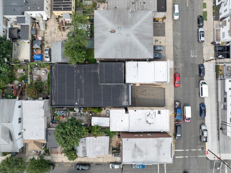 More Photos Of 456 Walker St, Fairview Flex For Lease