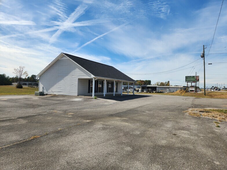 More Photos Of 700 W Grand Ave, Rainbow City General Retail For Lease