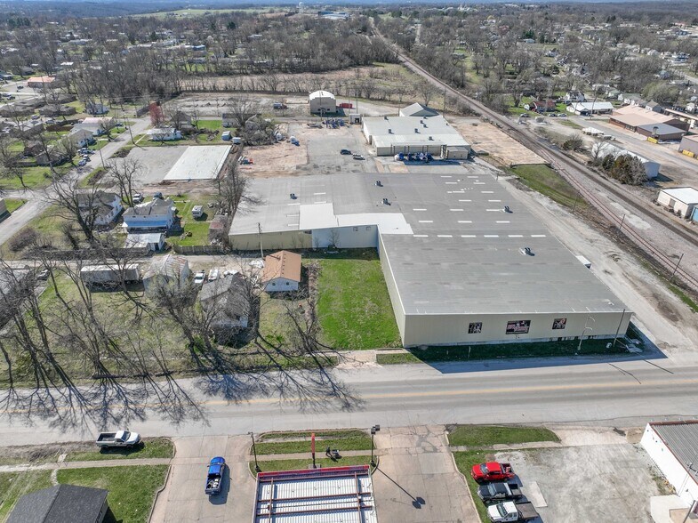 More Photos Of 102 S Main St, Mountain Grove Warehouse For Sale