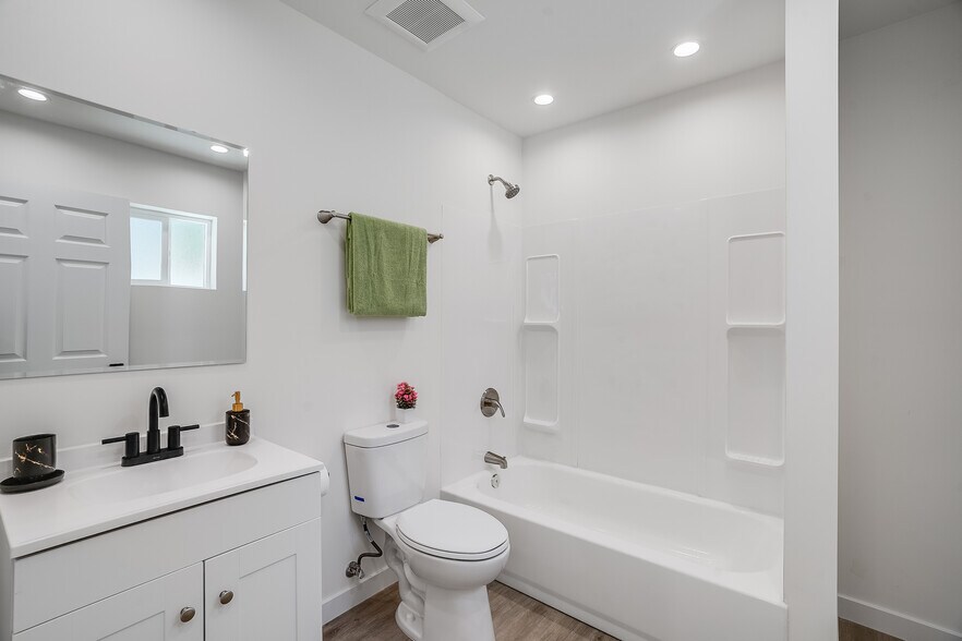 More Photos Of 7008 Encino Ave, Van Nuys Apartments For Sale