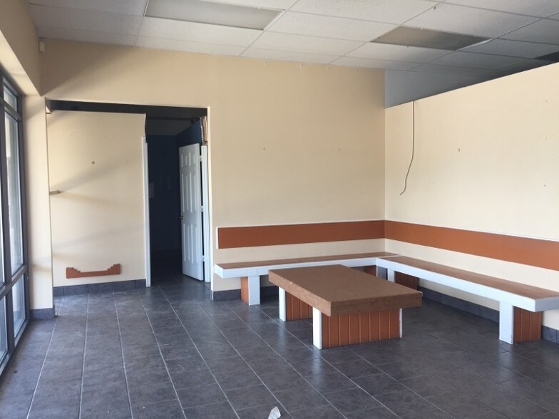 More Photos Of 3205-3221 S Madison St, Muncie Storefront For Lease