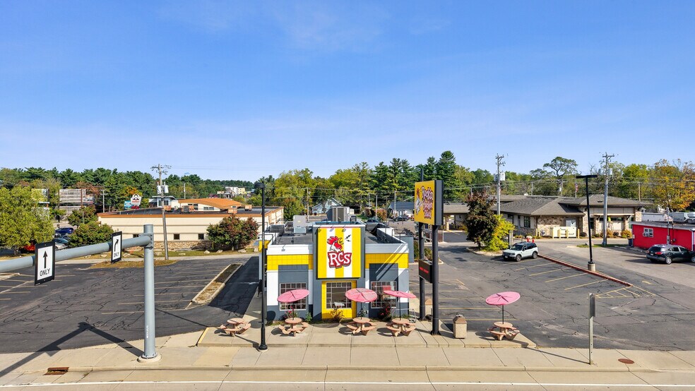 More Photos Of 31 S Wisconsin Dells Pky, Lake Delton Freestanding For Sale