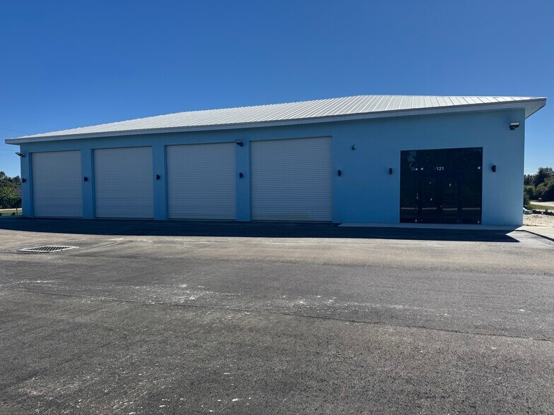 More Photos Of 121 Gretchen Ave S, Lehigh Acres Warehouse For Lease