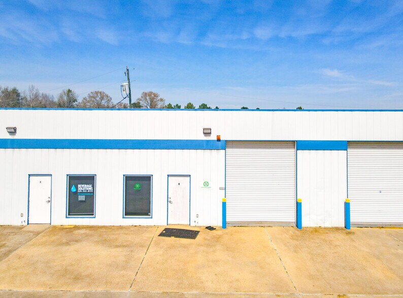 More Photos Of 2736 O'Neal Ln, Baton Rouge Light Distribution For Lease