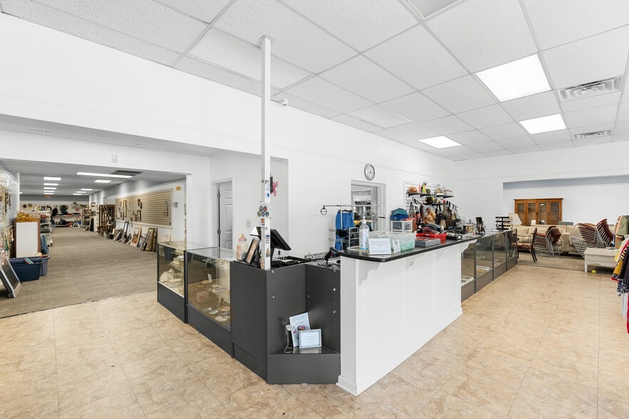 More Photos Of 6 Television Cir, Savannah Freestanding For Lease