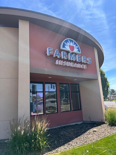 More Photos Of 5150 W Clearwater Ave, Kennewick Freestanding For Lease