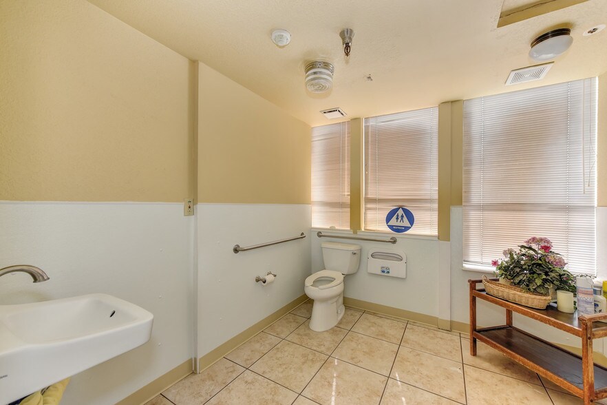 More Photos Of 4718-4740 Engle Rd, Carmichael Loft Creative Space For Lease