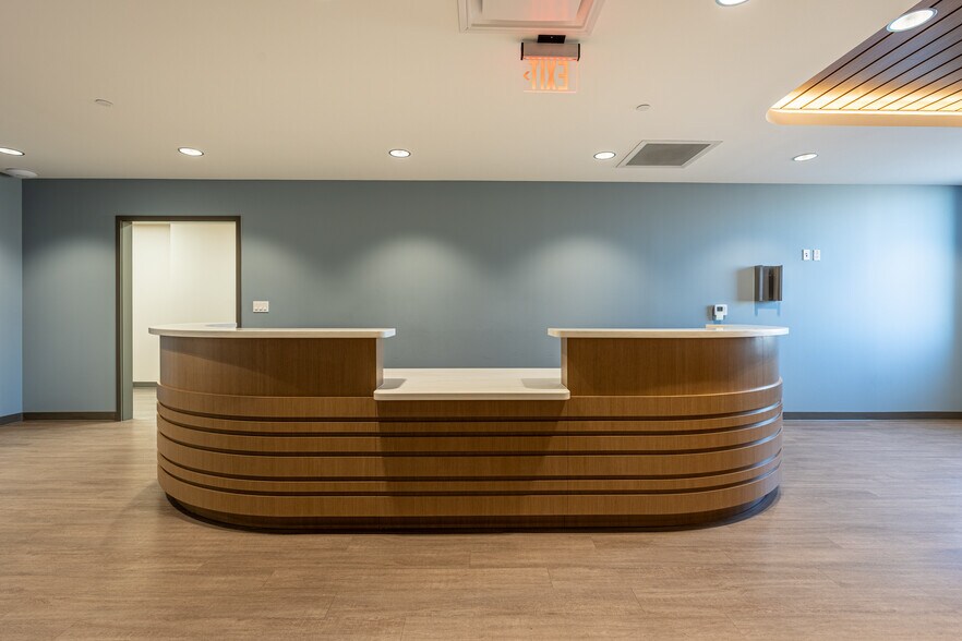 More Photos Of 140 Hansen Blvd, North Aurora Medical For Lease