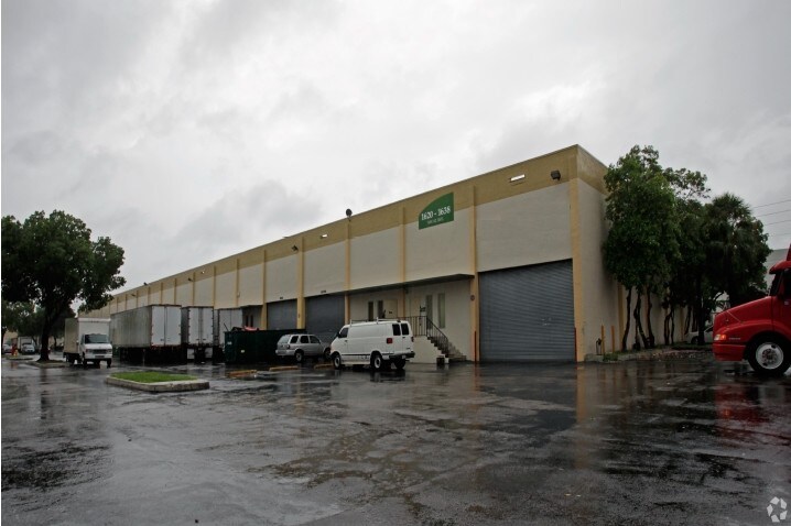 Primary Photo Of 1636 NW 82nd Ave, Doral Warehouse For Lease