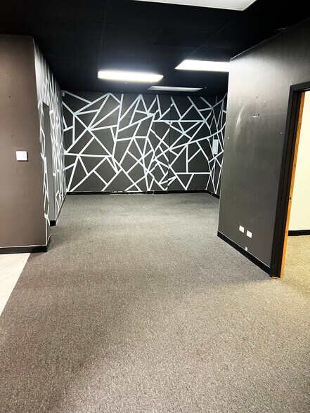 More Photos Of 1881 Commerce Dr, Elk Grove Village Office For Sale