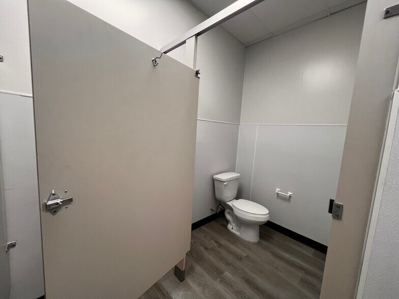 More Photos Of 11950 Alief Clodine Rd, Houston Light Distribution For Lease