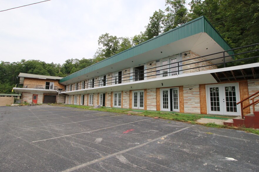 More Photos Of 11251 Highway 90, Parkers Lake Hotel For Sale