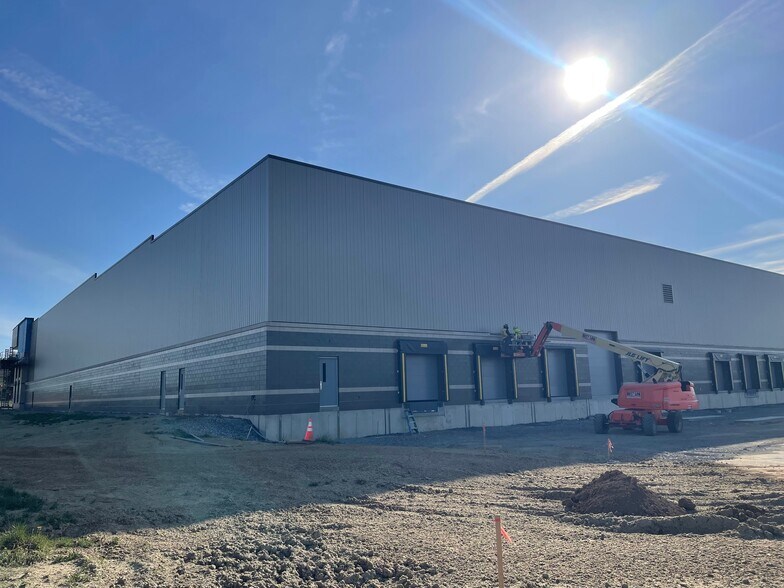 More Photos Of 450 Ben Franklin Blvd, Lancaster Distribution For Lease