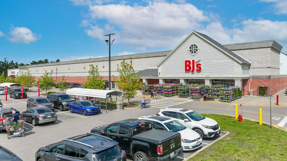 More Photos Of 2100 Bay St, Taunton Storefront For Lease