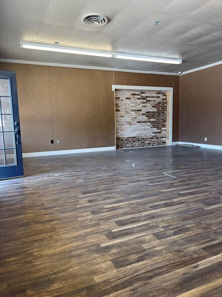 More Photos Of 919 Halsell Street, Bridgeport Restaurant For Lease