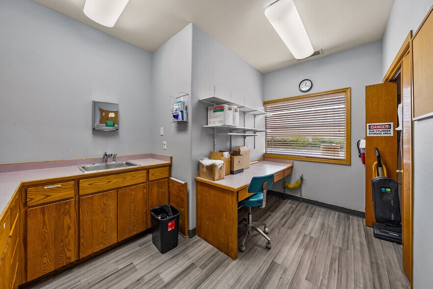 More Photos Of 925 Town Centre Dr, Medford Medical For Lease