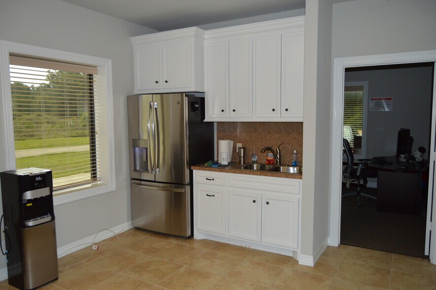 More Photos Of 20338 Telge Rd, Tomball Warehouse For Lease