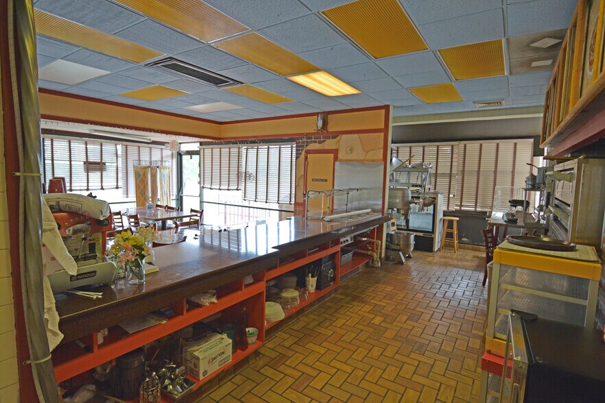 More Photos Of 101 N Us-17, Palatka Drugstore For Sale