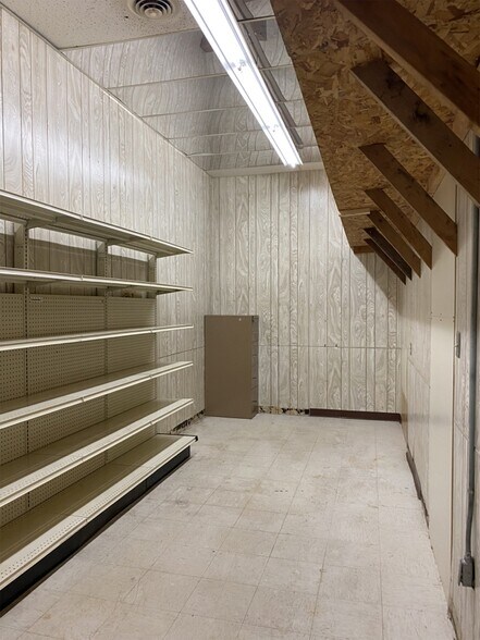 More Photos Of 401 SW 1st St, Paoli Unknown For Lease