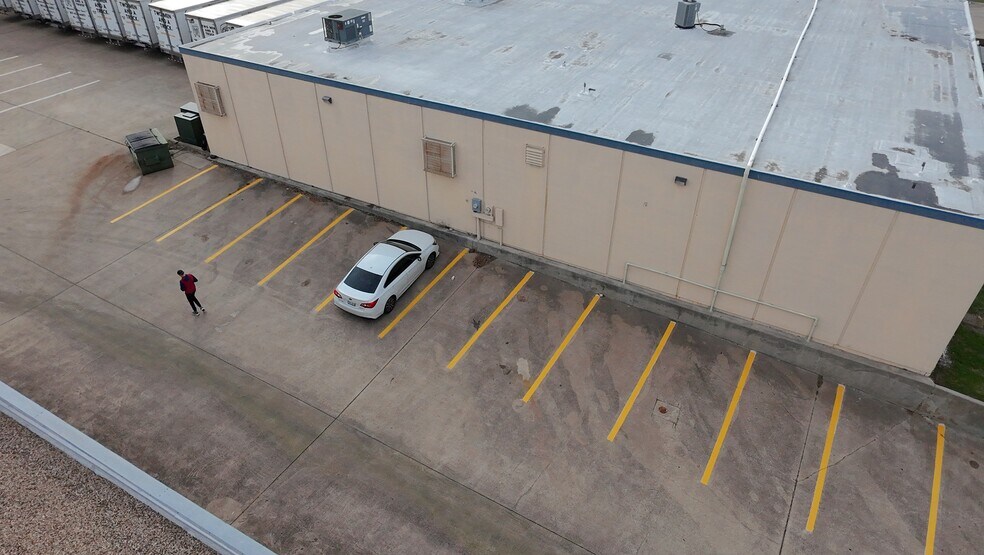 More Photos Of 320-322 International Pky, Arlington Warehouse For Lease