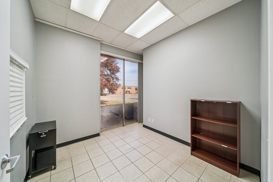 More Photos Of 8118 E 44th St, Tulsa Warehouse For Lease