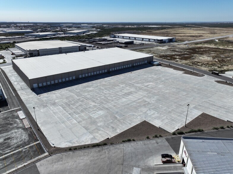 More Photos Of 1192 Reuthinger Pky, Laredo Distribution For Lease