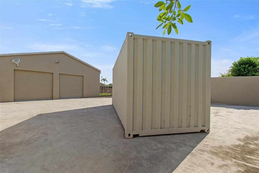 More Photos Of 200 W Prospect Rd, Oakland Park Freestanding For Sale