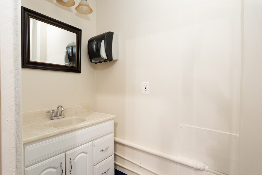 More Photos Of 14105 Kercheval St, Detroit Religious Facility For Sale