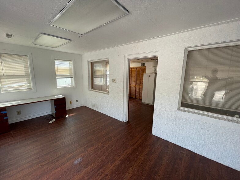 More Photos Of 7585 Wooster Pike, Cincinnati Auto Dealership For Lease