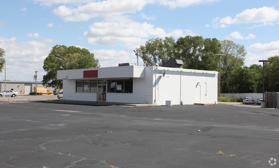 More Photos Of 3919 W Pawnee St, Wichita Freestanding For Lease