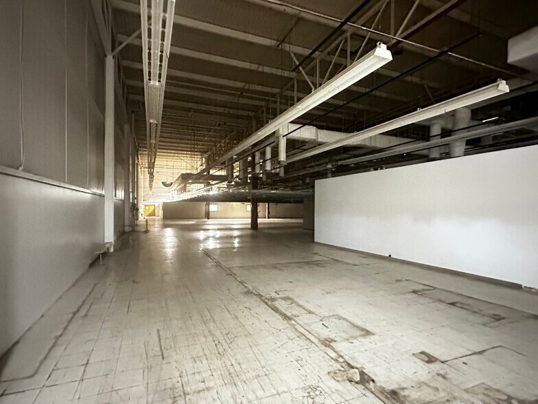 More Photos Of 10321 W Reno Ave, Oklahoma City Manufacturing For Lease