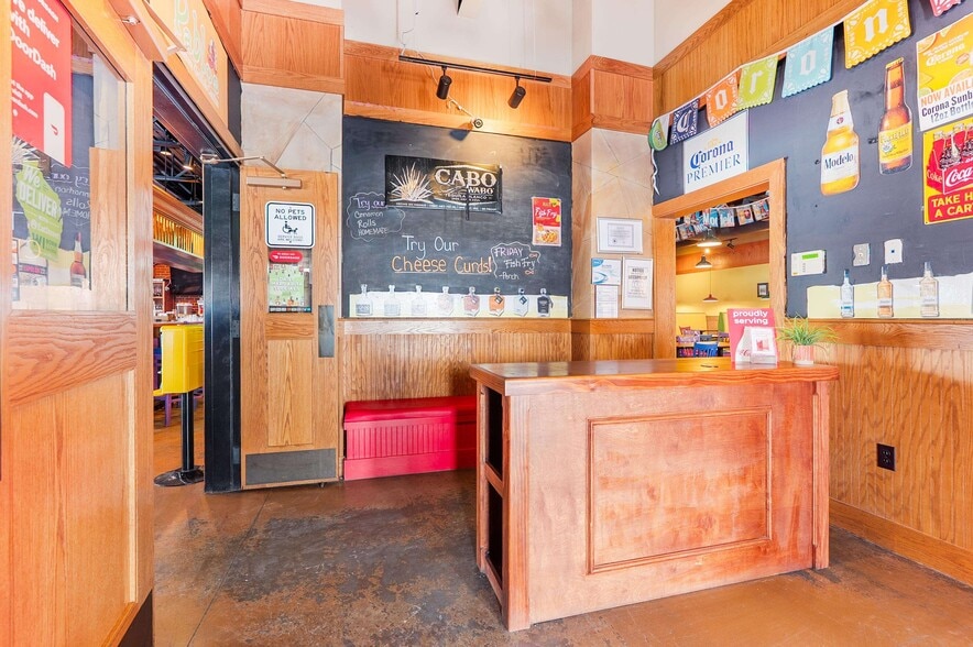 More Photos Of 850 Kepler Dr, Green Bay Restaurant For Sale