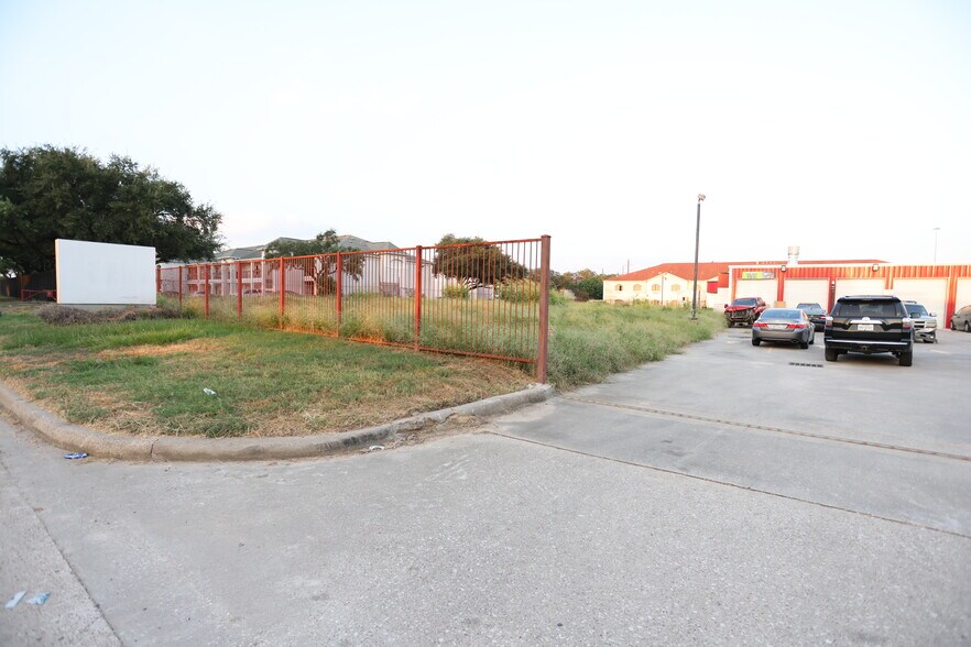 More Photos Of 101 Wells Fargo Dr, Houston Auto Repair For Sale