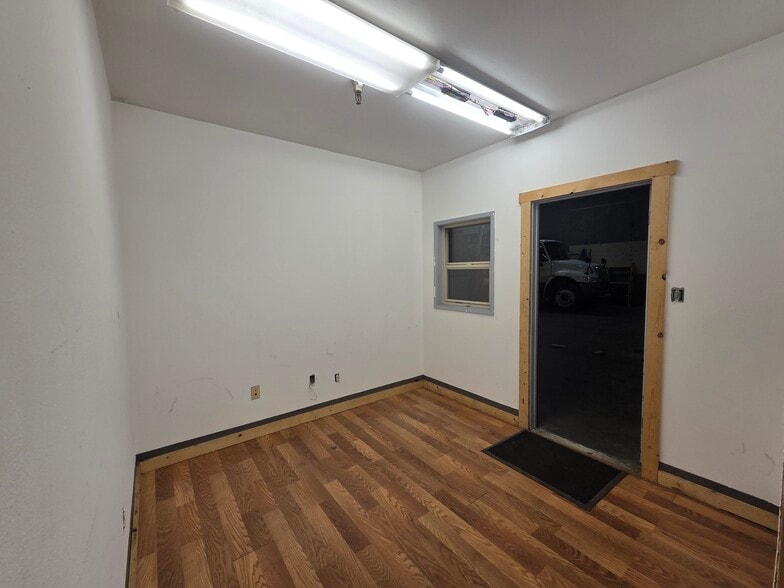 More Photos Of 3935 9th Ave S, Seattle Warehouse For Lease