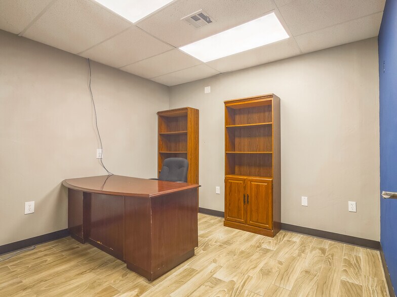 More Photos Of 401 S Ranchwood Blvd, Yukon Flex For Sale