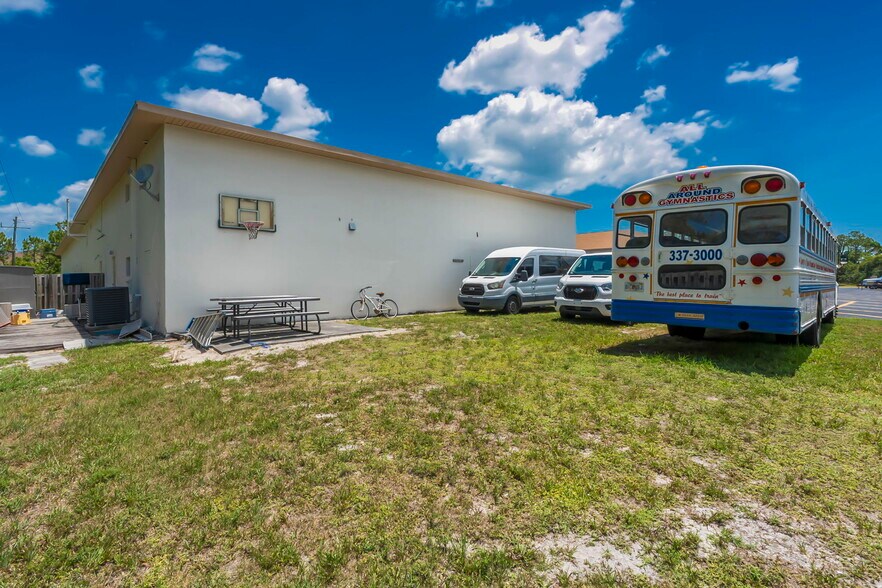 More Photos Of 1013 SE Holbrook Ct, Port Saint Lucie Warehouse For Sale