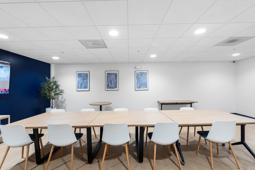 More Photos Of 5701 E Hillsborough Ave, Tampa Office For Lease