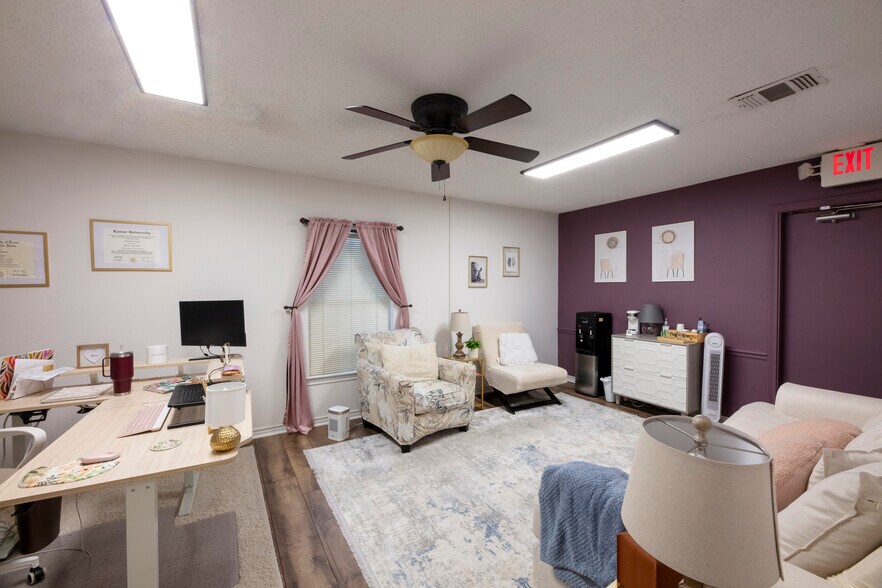 More Photos Of 1005 N Elm St, Denton Office For Lease