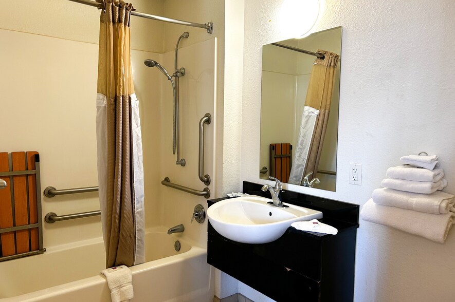 More Photos Of 1445 E 16th St, Yuma Hotel For Sale