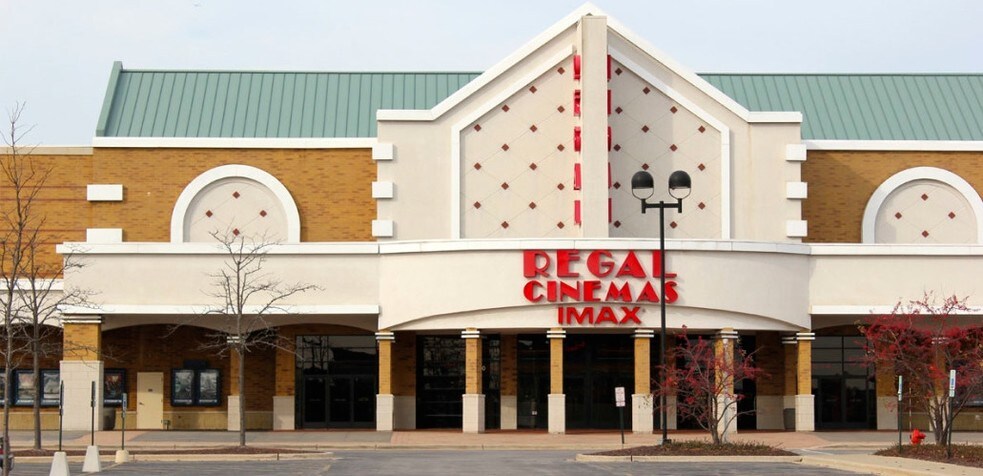 More Photos Of 300 Parkway Dr, Lincolnshire Movie Theatre For Lease