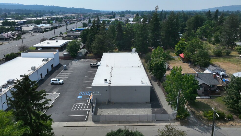 More Photos Of 21 N Skipworth Rd, Spokane Valley Showroom For Lease