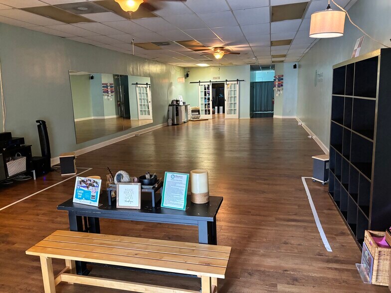 More Photos Of 156 Crogan St, Lawrenceville Storefront For Lease