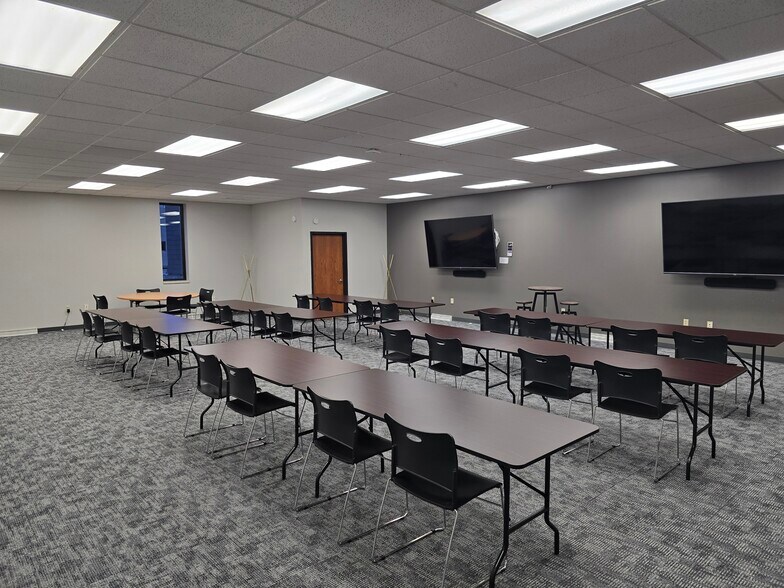 More Photos Of 317 W Walnut St, Green Bay Office For Lease