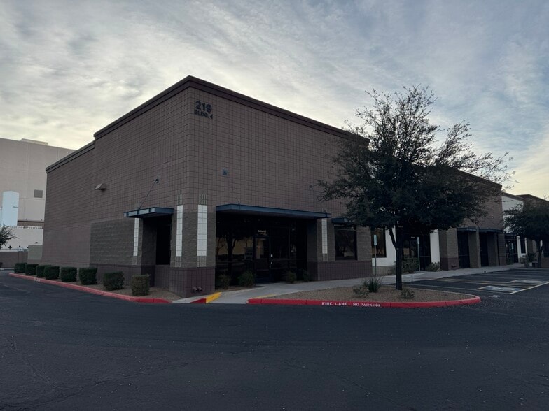 More Photos Of 219 S William Dillard Dr, Gilbert Warehouse For Sale