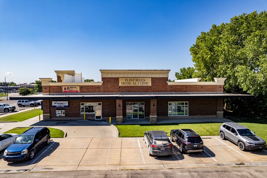 More Photos Of 307 W US Highway 54, Andover General Retail For Sale