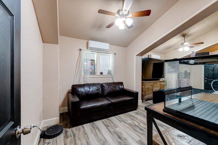 More Photos Of 4388 County Road 197, Alvin Specialty For Sale