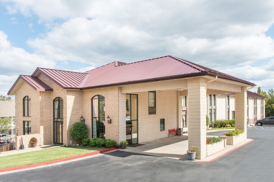 More Photos Of 2490 Green Mountain Dr, Branson Hotel For Sale